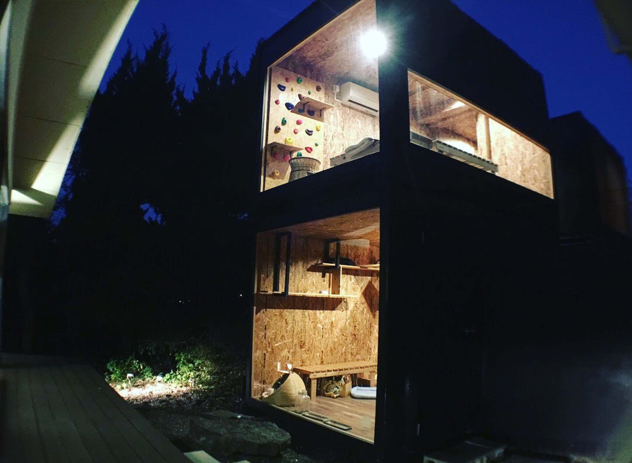 夜の猫庭外観・クライミングウォール付き2階建ての保護猫シェルター・山口県